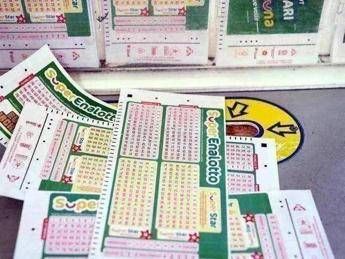 Superenalotto, numeri combinazione vincente oggi 15 maggio