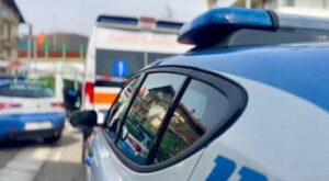 Tenta di strangolare la compagna, vittima è in diretta social: salvata dalle amiche