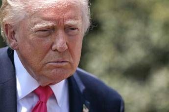 Trump: “Iran al collasso finanziario, vuole Hormuz aperto ma così accordo impossibile”