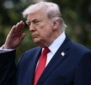 Trump boccia la proposta dell’Iran, Hormuz resta chiuso: “Teheran sta per crollare”