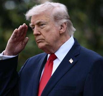 Trump boccia la proposta dell’Iran, Hormuz resta chiuso: “Teheran sta per crollare”