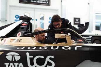 William visita quartier generale Jaguar TCS Racing, focus su innovazione