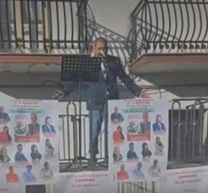 Amministrative, candidato sindaco del cosentino sale sul palco vestito da Pinocchio