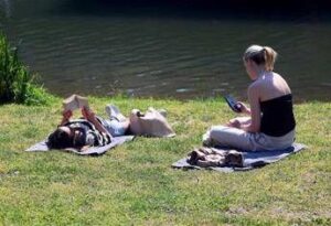 Caldo allenta la morsa sull’Italia, oggi solo una città da bollino arancione