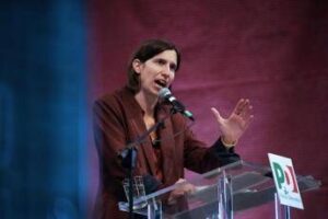Consigliera Lega evoca i fatti di Modena al comizio Pd, sospesa dal partito. Meloni: “Solidarietà a Schlein”