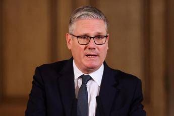 Crisi nel Labour, Starmer: “Non mi farò da parte”. Ma salgono i deputati che chiedono le dimissioni