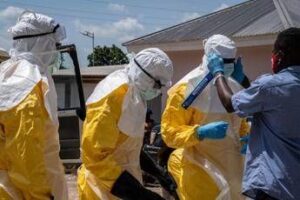 Ebola, Save the Children: “Virus avanti a velocità mai vista prima. Un morto su 4 è un bambino”