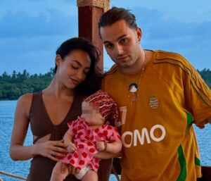 Ernia si sposa, la proposta a Valentina Cabassi e l’annuncio social: “Cerimonia intima”