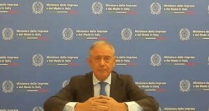 Farmaceutica, Urso: “Modello di politica industriale per vincere sfida innovazione”