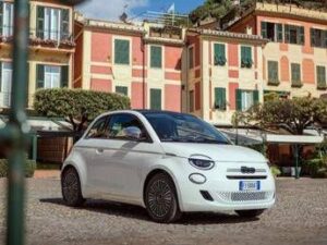 Fiat 500 Hybrid Dolcevita: la cabrio italiana punta sullo stile anni Sessanta