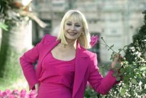 Furto alla mostra su Raffaella Carrà, sparite due cinture originali dagli abiti di scena