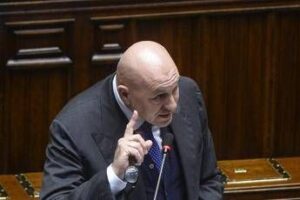 Iran, Crosetto: “Nessuna nave della Marina partita o in partenza verso Hormuz”