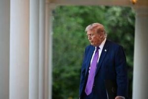 “Iran ha missili in abbondanza”, intelligence Usa smentisce Trump