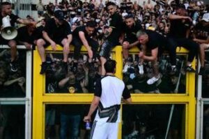 Juventus-Torino, derby non comincia. Gli scontri e la richiesta dei tifosi: “Non giocate”