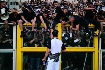 Juventus-Torino, derby non comincia. Gli scontri e la richiesta dei tifosi: “Non giocate”