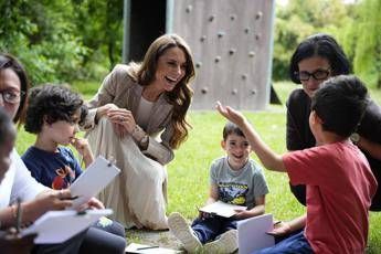 Kate a Reggio Emilia, la principessa incontra i bimbi dell’asilo modello nel verde