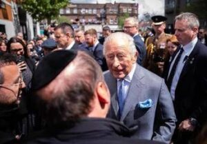 Londra, re Carlo incontra le vittime dell’attacco al quartiere ebraico Golders Green