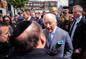 Londra, re Carlo incontra le vittime dell’attacco al quartiere ebraico Golders Green