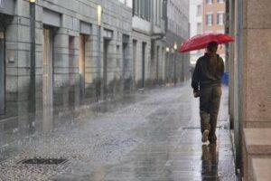 Maltempo diffuso e giù le temperature, poi torna il sole: le previsioni meteo