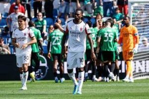 Milan, tifosi in rivolta dopo sconfitta con Sassuolo: “Imbarazzanti”