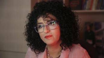Narges Mohammadi dimessa, lo staff medico: “Servono cure e riposo, carcere sarebbe condanna a morte”