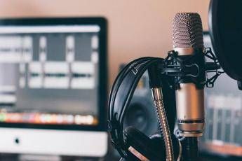 Non solo musica, l’IA ora punta ai podcast