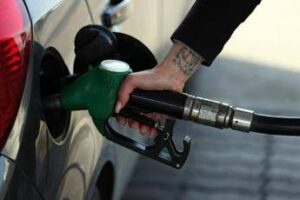 Prezzi carburanti: la benzina aumenta ancora, in calo il diesel