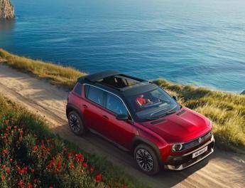 Renault 4 E-Tech Plein Sud, un tetto apribile fra passato e presente
