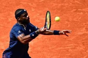 Roland Garros, Tiafoe vince e tifoso gli ruba la racchetta: “Posso riaverla?”
