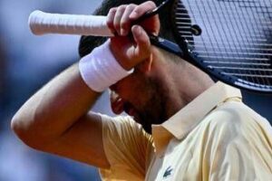 Roland Garros, tifosi Djokovic gridano al complotto: “Perchè Sinner gioca la sera?”