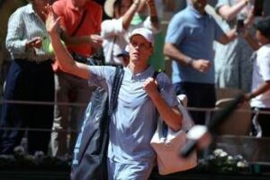 Sinner, McEnroe: “Superman è stato colpito da kryptonite, ma vincerà Wimbledon”