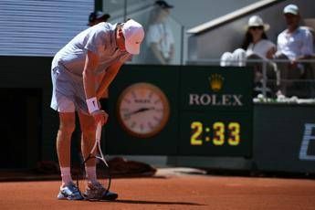 Sinner eliminato a Roland Garros, non allunga su Alcaraz: come cambia il ranking