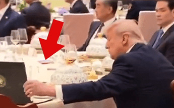 Trump apre il taccuino di Xi al banchetto di Stato, la ‘sbirciatina’ diventa virale