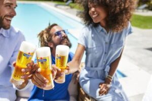 Alimenti: la birra analcolica è la nuova protagonista dell’estate 2026, per la gen z è buona, versatile e ‘cool’