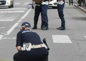 Auto pirata travolge due ragazzi a Guidonia: muore 23enne, ferito l’amico