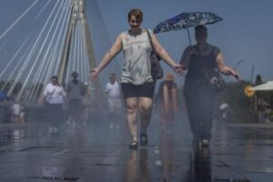 Caldo record in Europa, l’ondata si sposta a Est: Budapest verso i 40°C, allerta in 7 Paesi