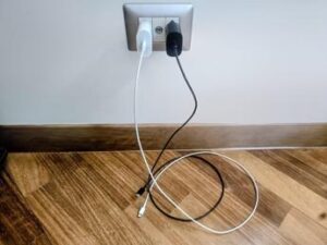 Caricabatteria attaccato alla presa senza telefono, consuma? Cosa succede