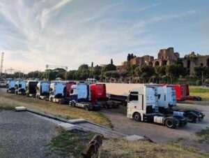 Circo Massimo invaso dai tir per il concerto di Cremonini: l’area archeologica trasformata in un gigantesco parcheggio