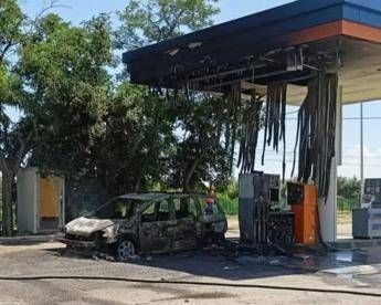 Cosenza, strage di migranti sulla Ss 106: 4 corpi carbonizzati in auto. Si indaga per omicidio