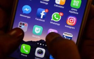 Divieto social media agli under 16 nel Regno Unito, l’esperto: “Serve patentino digitale”