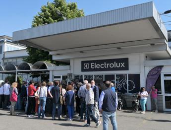 Electrolux sospende piano licenziamenti e chiusure per 50 giorni