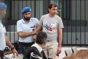Femminicidi escort, Frumuzache condannato all’ergastolo. Lui in aula con la maglietta dei figli: “Sei il nostro superpapà”