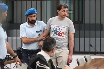 Femminicidi escort, Frumuzache condannato all’ergastolo. Lui in aula con la maglietta dei figli: “Sei il nostro superpapà”