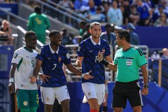 Francia-Senegal, contatto Mbappé-Mané e rigore negato: furia Deschamps e tv ‘ingannate’