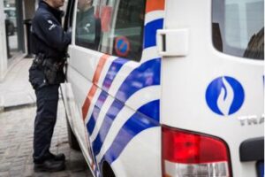 Francia, due bambini di 2 e 4 anni trovati morti in auto: “La causa potrebbe essere il caldo”