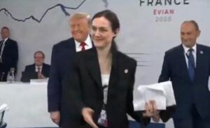 G7, Trump arriva per ultimo alla riunione dei leader: “Sono il boss”