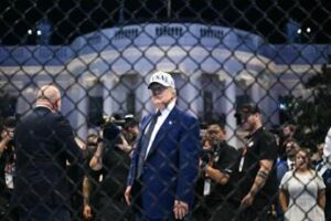 Gli 80 anni di Trump e lo show di arti marziali alla Casa Bianca davanti a 100mila persone