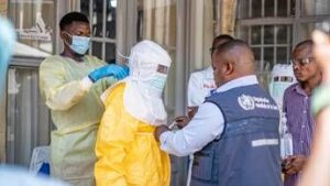 Gran Bretagna al lavoro per vaccino ‘unico al mondo’, progettato dall’AI: potrà contrastare Ebola e influenza