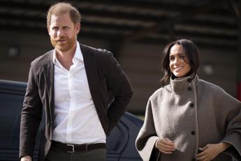 I Sussex in Gb con i figli, grazie a un ricatto emotivo di Harry a Re Carlo?