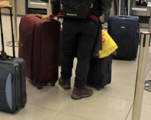 Il senatore Menia e il diverbio con la coppia gay a Fiumicino: “Siate educati”, “Omofobo”